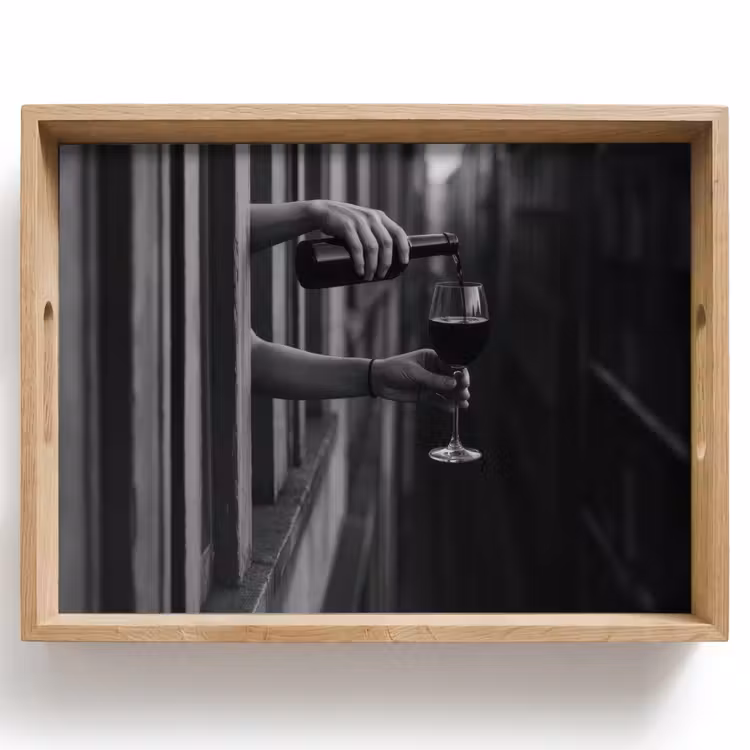 Bandeja - Botella de vino - Vidrio - Manos - Ventana — 1