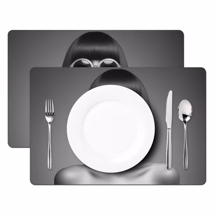 Vinilo para manteles individuales - Mujer - Blanco y negro - Collar - Gafas de sol — 2