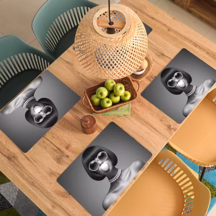 Vinilo para manteles individuales - Mujer - Blanco y negro - Collar - Gafas de sol — 3
