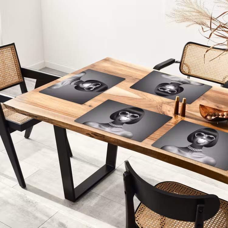 Vinilo para manteles individuales - Mujer - Blanco y negro - Collar - Gafas de sol — 4