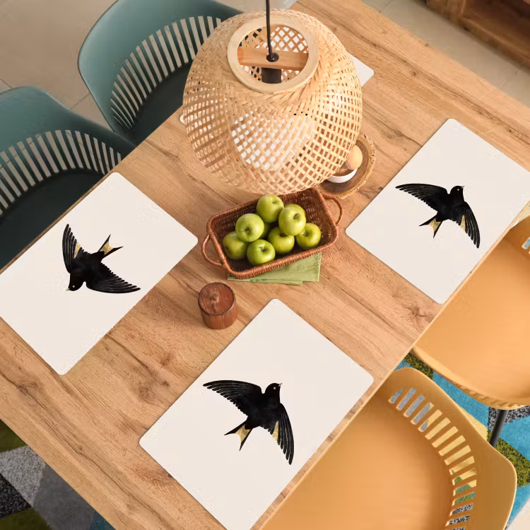 Vinilo para manteles individuales - Golondrina negra - Detalles dorados - Fondo claro — 3